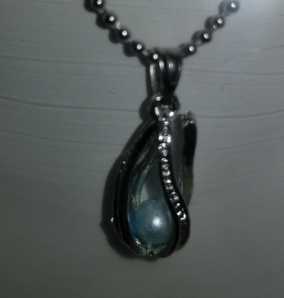 Glow In The Dark pearl   Pendant - Picture 4 of 7
